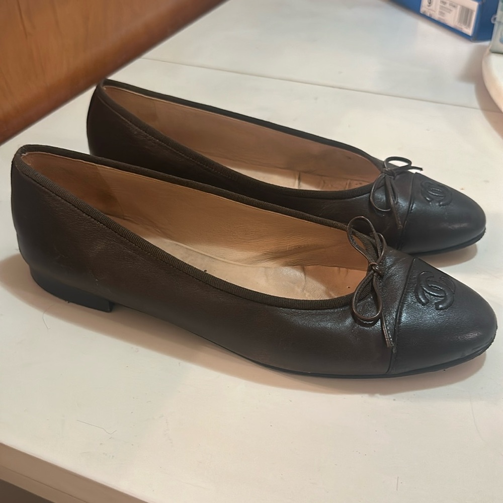 Chanel ballet flats in brown and black